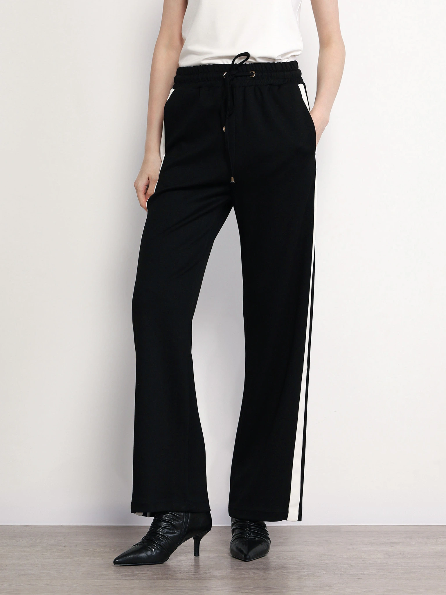 Брюки трикотажные черного цвета с эластичным поясом